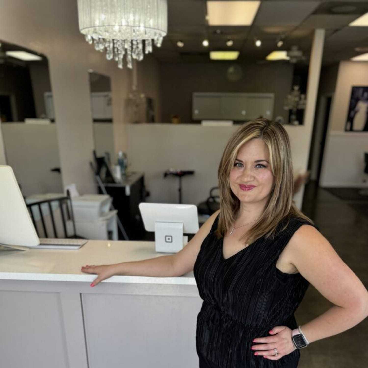 Portrait of Jennifer Cooper, a professional stylist at Glitter Hair Salon, showcasing their expertise and style.
