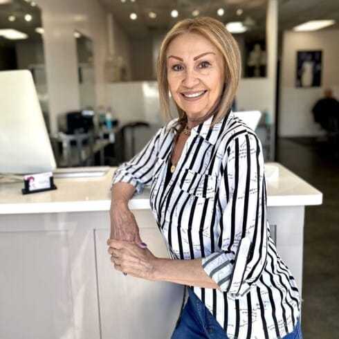 Portrait of Haydee Buckman, a professional stylist at Glitter Hair Salon, showcasing their expertise and style.