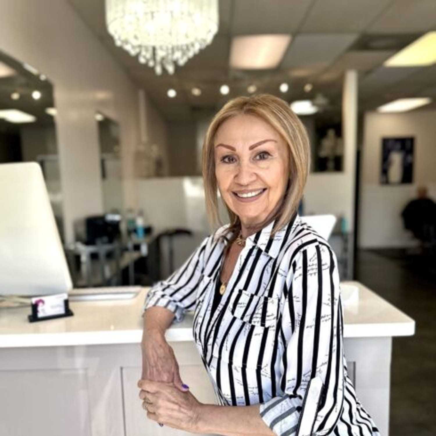 Portrait of Haydee Buckman, a professional stylist at Glitter Hair Salon, showcasing their expertise and style.